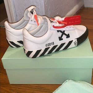 OFF-WHITE SNEAKERS
